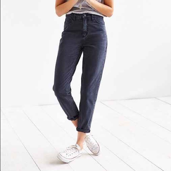 BDG Denim - Urban Outfitters Cropped BDG Mom jeans in black with raw hem size 27